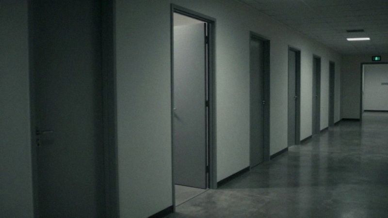Jakie zagrożenia niesie reguła społecznego dowodu słuszności?