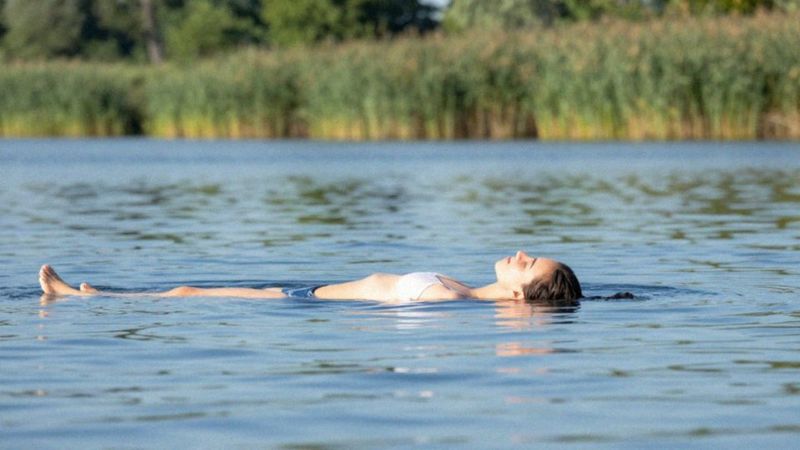 Czy umiejętność leżenia na wodzie ratuje życie?