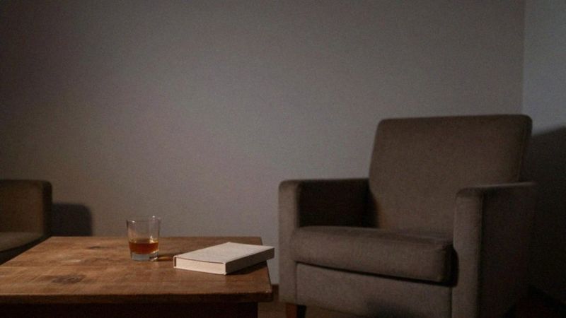 Dlaczego samotność emocjonalna zwiększa picie alkoholu?