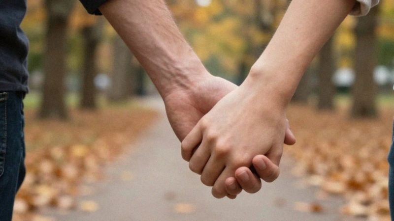 Co mówi trzymanie za rękę i splatanie palców?