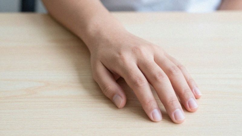 Jakie są objawy i skutki zaniku mięśni kłębu kciuka?