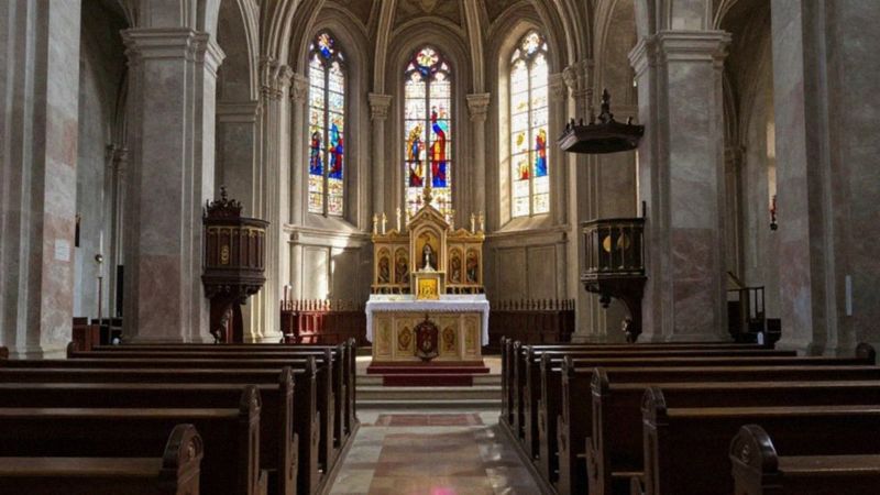 Jak religia wpływa na akceptację orientacji seksualnej?