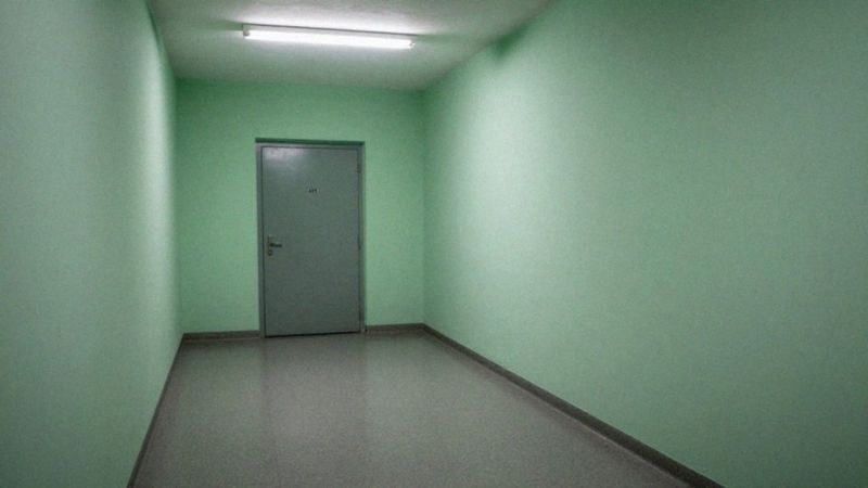 Jak eksperyment Zimbardo ilustruje efekt Lucyfera?