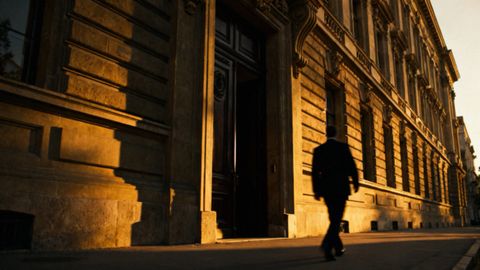 Arogancja a bezczelność — jak je rozpoznać i jak wpływają na relacje?