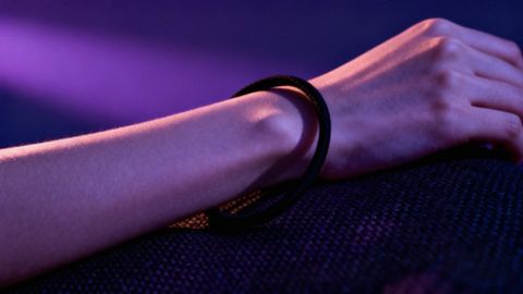 Co oznacza czarna gumka na nadgarstku dziewczyny? Znaczenia i konteksty