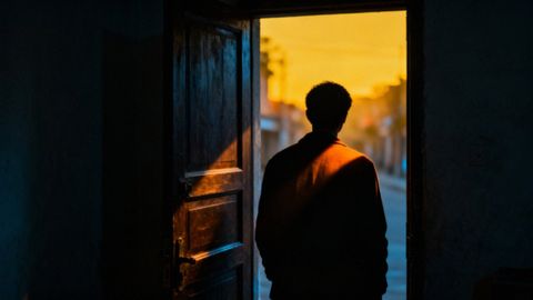 Co to syndrom sztokholmski? Objawy, przyczyny i jak pomóc?