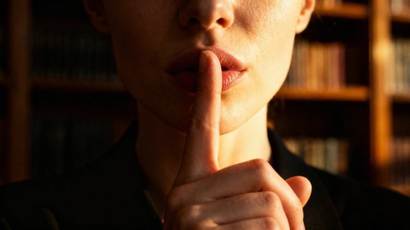 Co to znaczy 'dwa palce i język'? Gesty i ich interpretacja