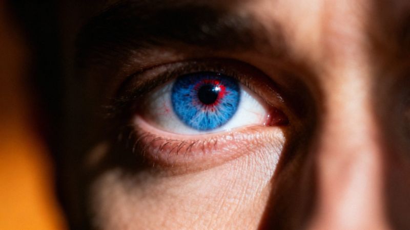 Patrzenie prosto w oczy — psychologia kontaktu wzrokowego i jego znaczenie