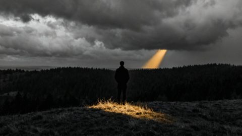 Pesymista — kim jest i jak jego myślenie wpływa na życie?