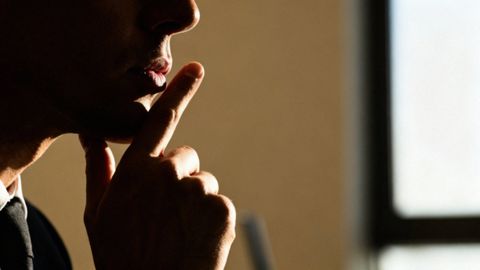 Przykłady mowy ciała — jak interpretować gesty i mimikę?