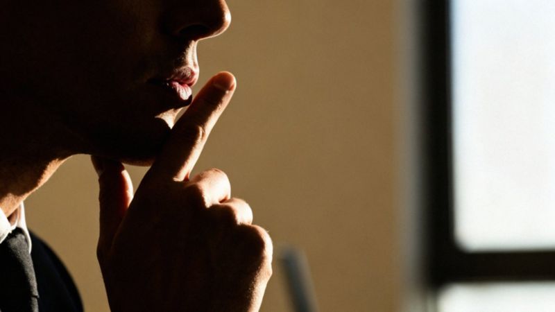 Przykłady mowy ciała — jak interpretować gesty i mimikę?